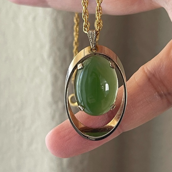Vintage Jewelry - Nephrite jade color gold tone pendant & chain
